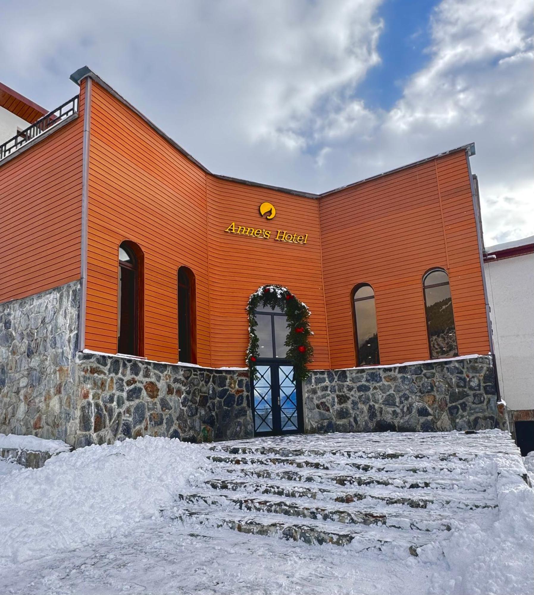 Anne'S Hotel In Mestia Exteriör bild
